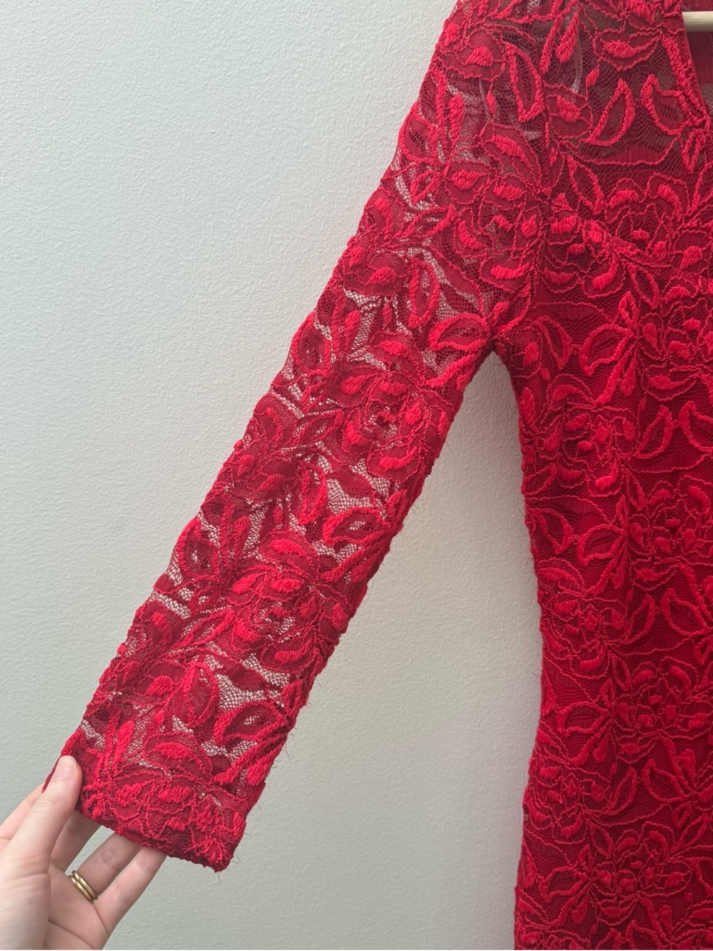 GUESS Red Floral Lace Long Sleeve Sheath Dress - Picture 4 of 9